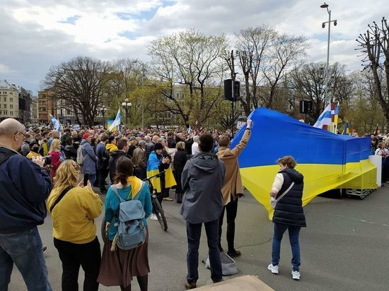 Сбежавших за границу украинцев обяжут встать на воинский учёт