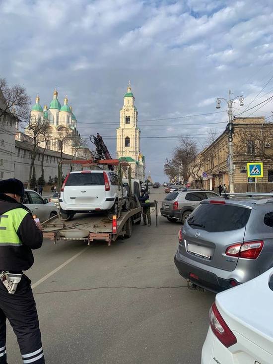С улиц Астрахани инспекторы ГИБДД эвакуируют машины на штрафстоянку