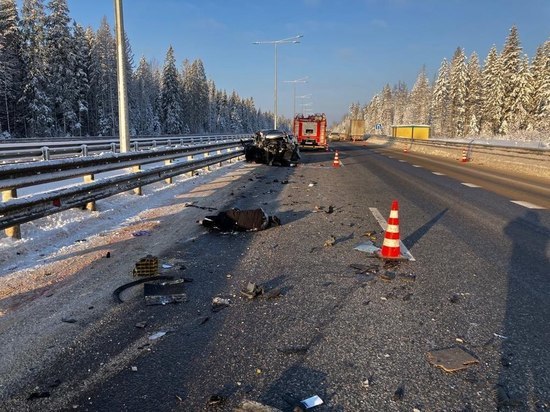 Два пассажира легковушки погибли в ДТП на трассе М-11