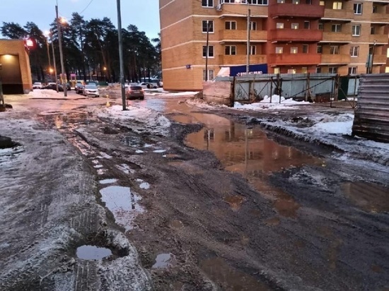 Новогодняя оттепель вместе со снегом унесла с дорог асфальт