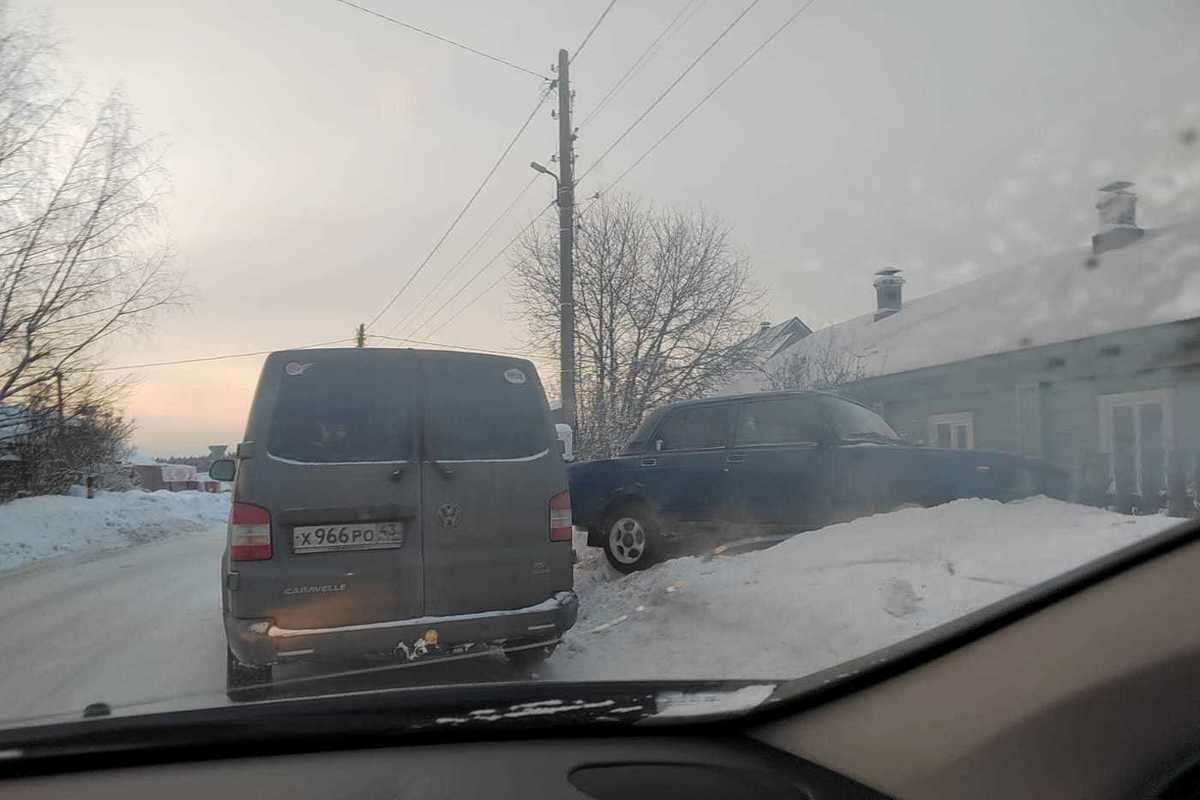 Под Кировом легковая машина при уходе от столкновения запрыгнула на сугроб  - МК Киров