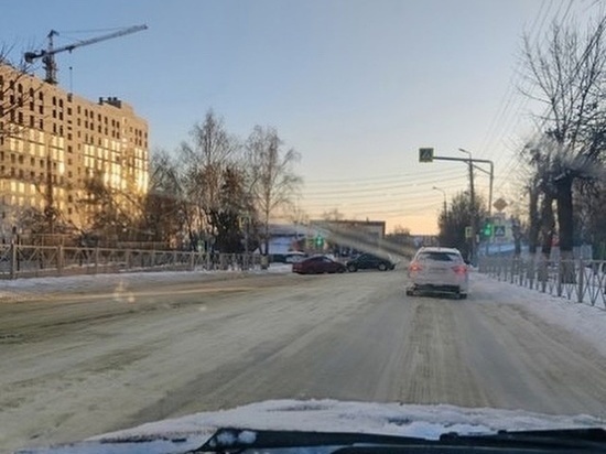 В Пензе дорогу на перекрестке не поделили две легковушки