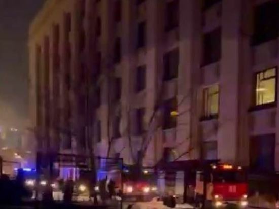 Появилось видео пожара в высотке МИД на Смоленской площади: загорелся подвал