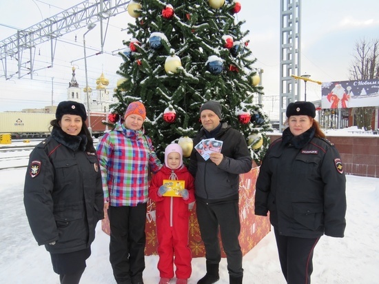 В Твери транспортные полицейские поздравили юных пассажиров с Рождеством