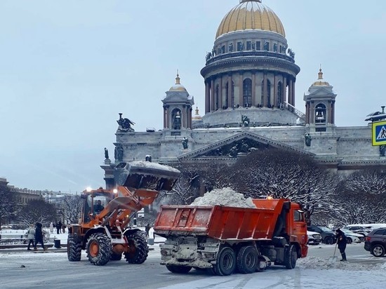 В канун Рождества чистить Петербург от снега вышли почти 900 машин