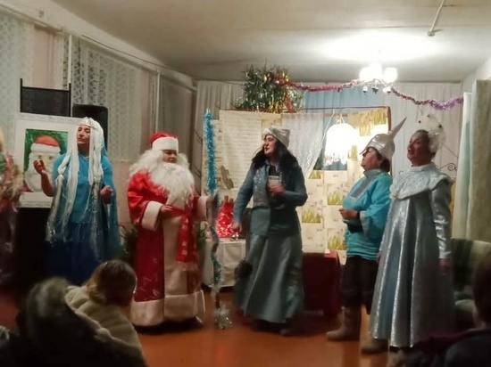 В Андреапольском округе жителям села устроили новогоднее представление