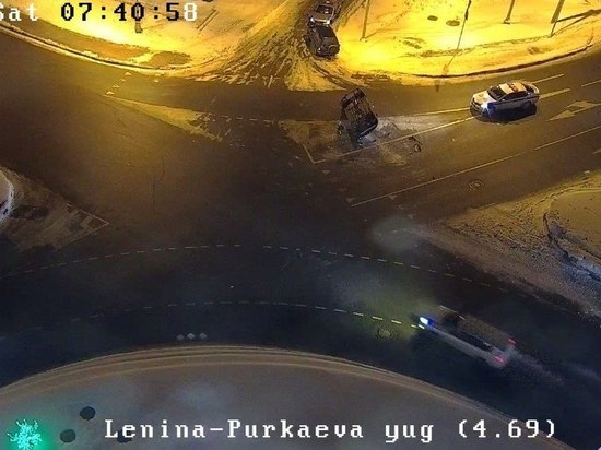 Автомобиль перевернулся на круговом перекрестке в Южно-Сахалинске