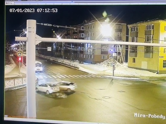 Водитель Toyota Prius на скорости протаранил седан в Южно-Сахалинске