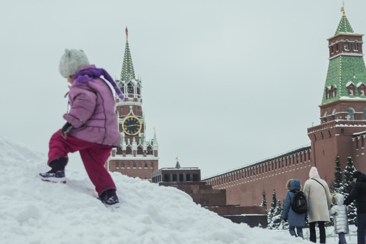 Горка на красной площади. Огромные сугробы в Москве. Фотосессия в Мороз. Вид самой большой горки в Москве на Манежной площади. Отменили в виду морозов