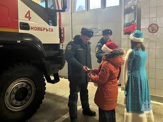 В Ноябрьске в Сочельник молодежь в новогодних костюмах поздравила с праздниками пожарных