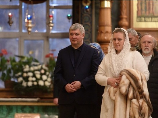Губернатор Александр Гусев посетил ночное богослужение в Благовещенском соборе