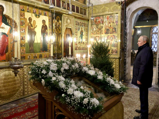 Появились необычные фото Путина на Рождество в Благовещенском соборе Кремля