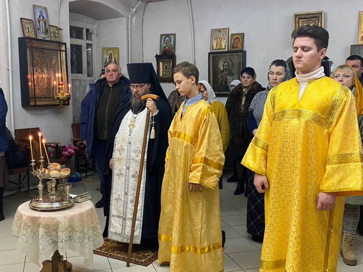 Губернатор Александр Гусев посетил ночное богослужение в Благовещенском соборе -