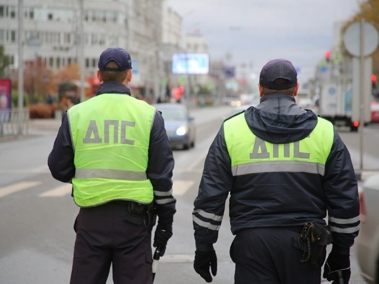 Kia врезалась в ассенизаторский КамАЗ под Новосибирском