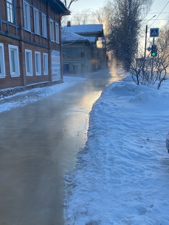 За ночь затопленные тротуары в городе Тверской области превратились в каток