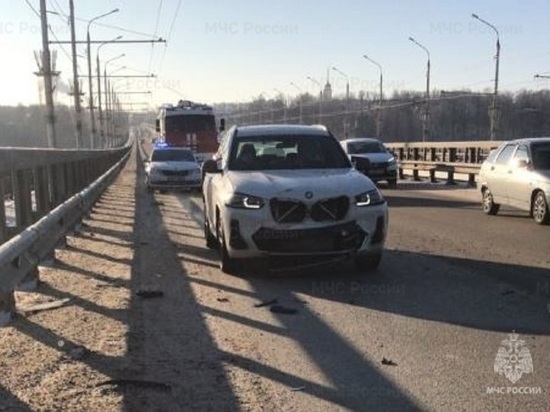 Человек пострадал при столкновении двух иномарок на Гагаринском мосту в Калуге