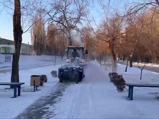 Коммунальщики расчищают волгоградские улицы после ночного снегопада