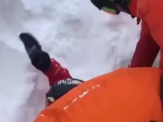 Сотрудника противолавинной службы накрыло лавиной в горах Сочи при осмотре трасс - видео