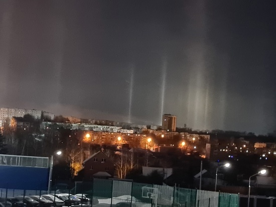 Жители Новомосковска увидели световые столбы
