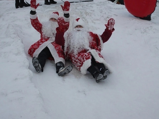 Деды Морозы вышли на улицы Тосно поздравить детей с праздниками