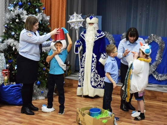 Для детей из подшефного детского дома полисмены устроили сказочное новогоднее путешествие