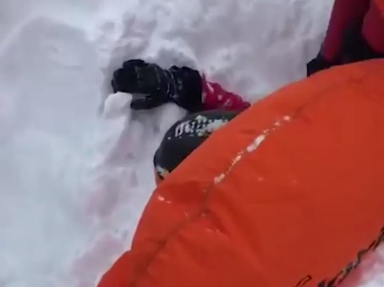 В Сочи сотрудник противолавинной службы оказался под снежным массивом