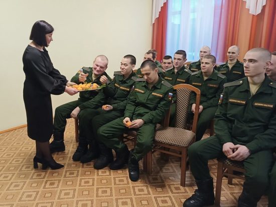 В Тверской области военнослужащим рассказали про историю елочной игрушки