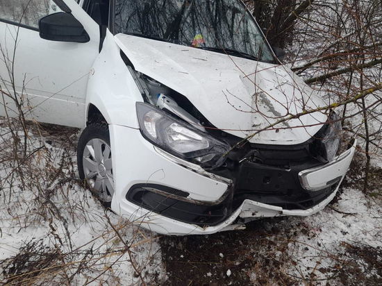 На трассе в Волгоградской области машина слетела в кювет