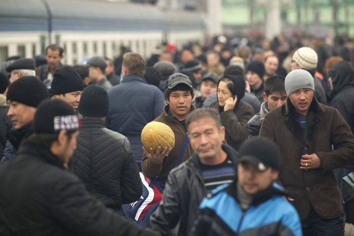 толпа таджиков в москве