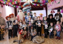 [img=603184]

В Мариинске в КДО «Праздник» состоялось новогоднее театрализованное представление с поиском посоха Деда Мороза, танцами и хороводом