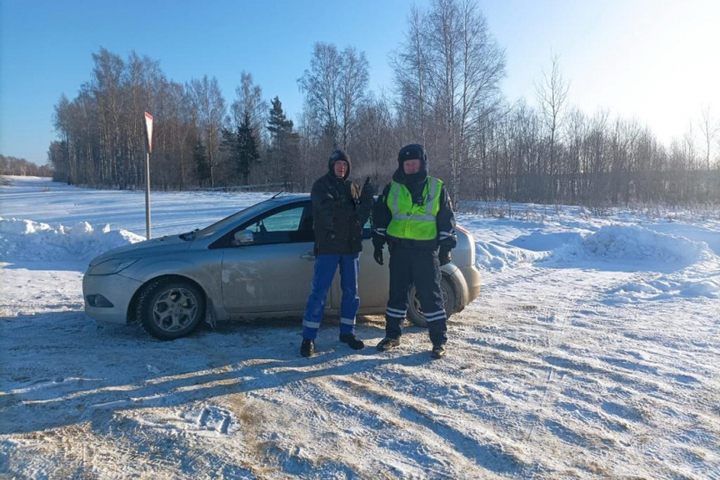 В Костромской области полиция помогла водителю вытащить автомобиль из сугроба