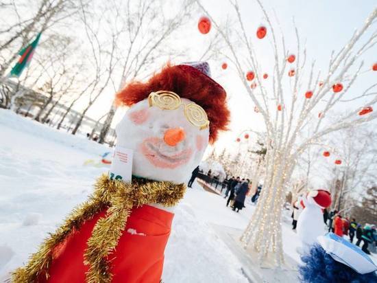 Жители Новосибирска установили рекорд по количеству слепленных снежных баб