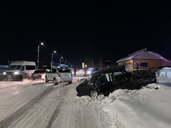 На перекрестке в Башкирии столкнулись два автомобиля, пострадали двое