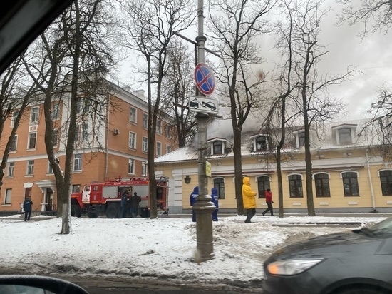 Пожарные тушат огонь на крыше псковского ресторана. ВИДЕО