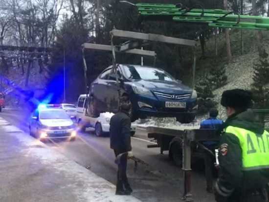 В Кисловодске массово эвакуируют автомобили