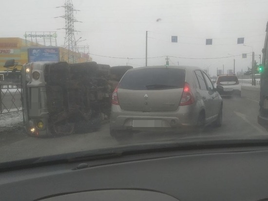 Микроавтобус опрокинулся после столкновения с «ГАЗелью» в Пскове. ВИДЕО