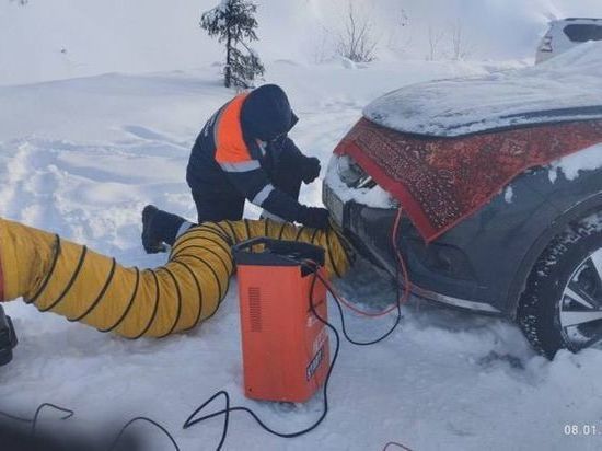 В Башкирии спасатели пришли на помощь семье с детьми, застрявшей на дороге