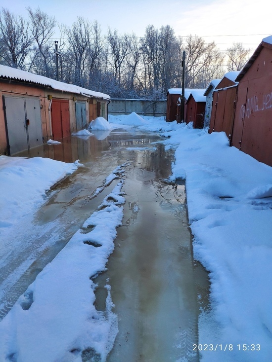 В Тверской области из-за прорыва вода залила гаражи