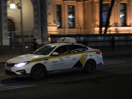 Женщина разбила машину такси и подралась с таксистом в Ленинском районе Подмосковья