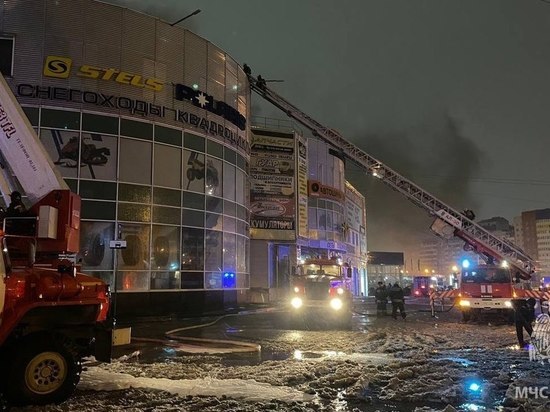 Спасатель пострадал во время тушения пожара в барнаульском ТЦ