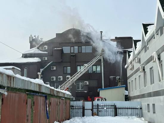 Пожар произошел в четырехэтажном административном здании в Южно-Сахалинске