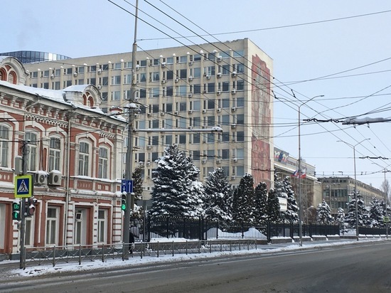 Очевидцы заметили, что из окон правительства Саратовской области выбивались клубы пара