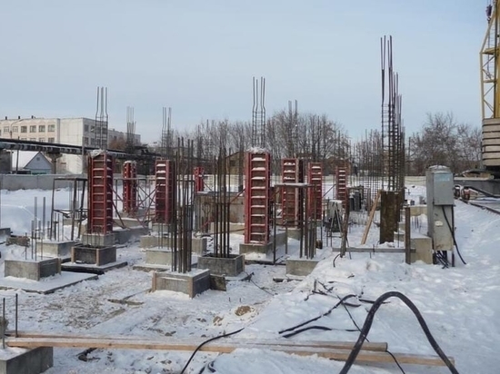В Омске на 6-й Станционной строят дом для переселенцев из аварийного жилья