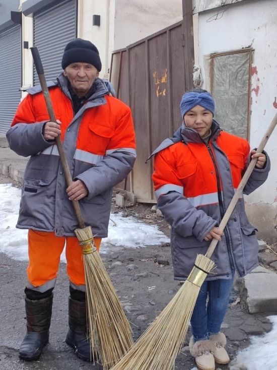 В Бишкеке работников коммунальных служб обеспечили зимней униформой