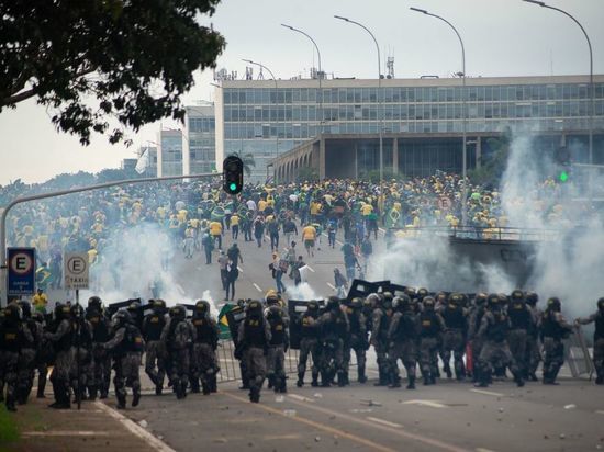 Верховный суд Бразилии приказал военным разогнать протестующих сторонников Болсонару