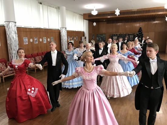 В Кореизе были замечены дамы в кринолинах и галантные кавалеры во фраках