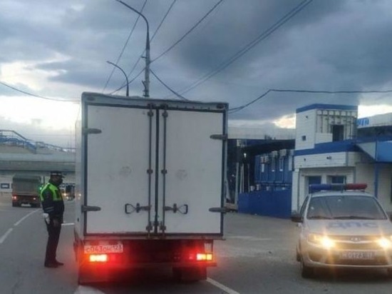 ​На трассе Новороссийск — Геленджик сняли запрет на движение грузовиков, введённый из-за ветра
