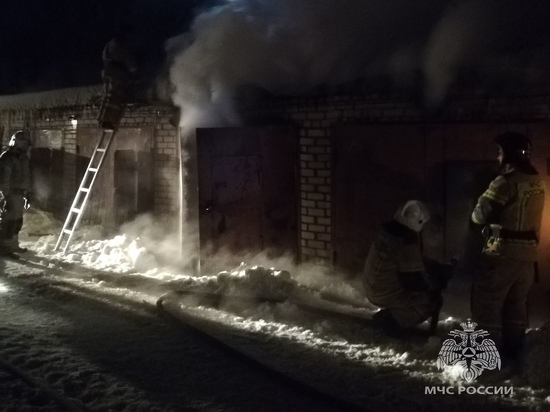 Пожар в Йошкар-Оле уничтожил 4 гаража и автомобиль