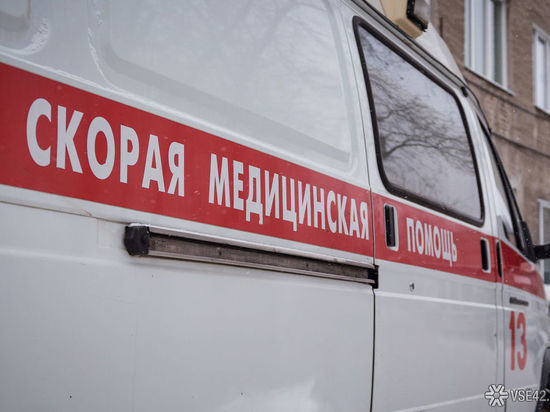 Врачам пришлось пешком добираться до пункта назначения из-за заснеженной дороги в Кемерове