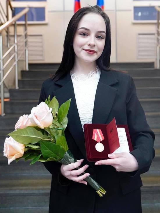 15-летнюю норильчанку наградили медалью за спасение дедушки во время пожара